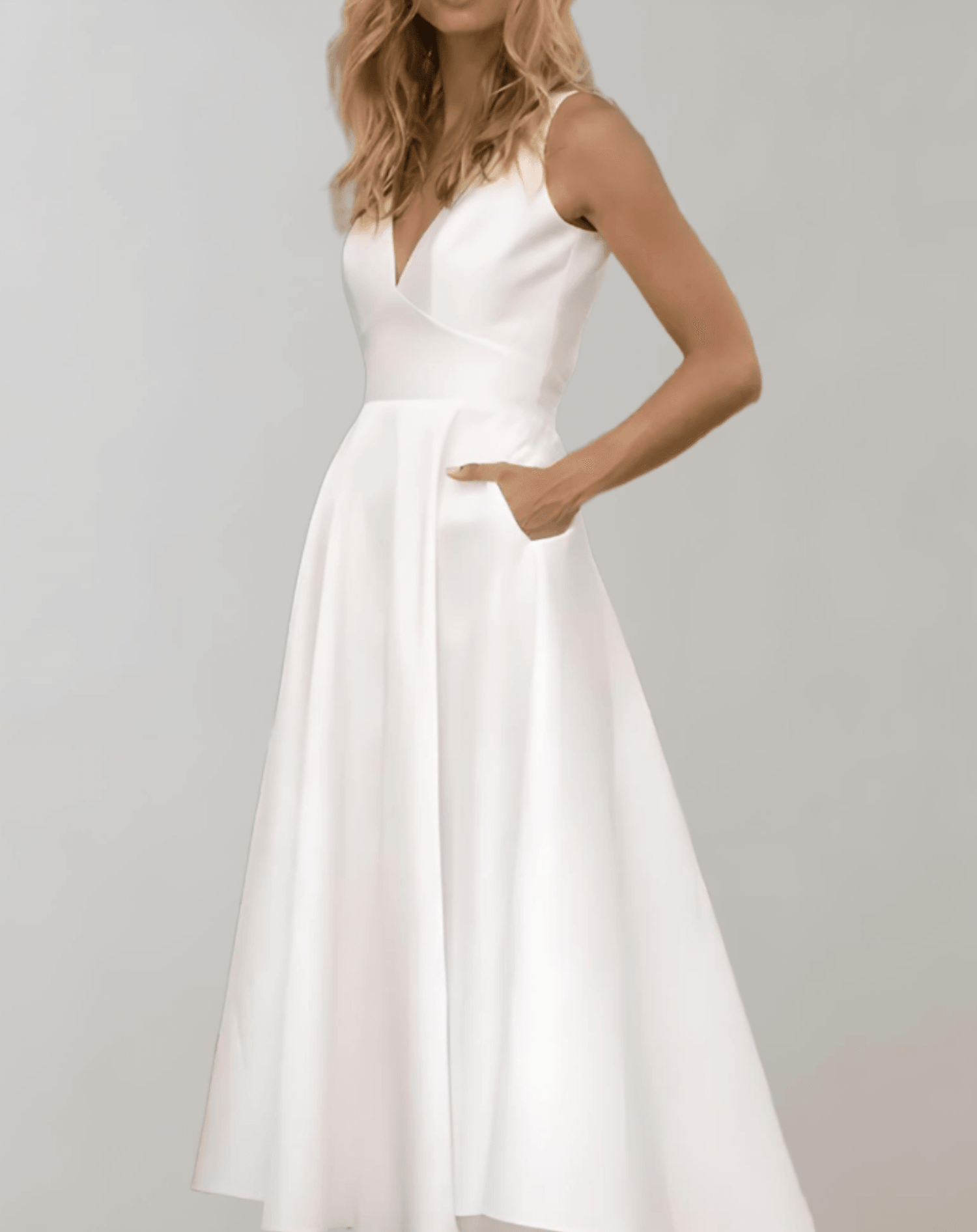 Katness | Weißes minimalistisches Brautkleid mit tiefem V Ausschnitt und Taschen