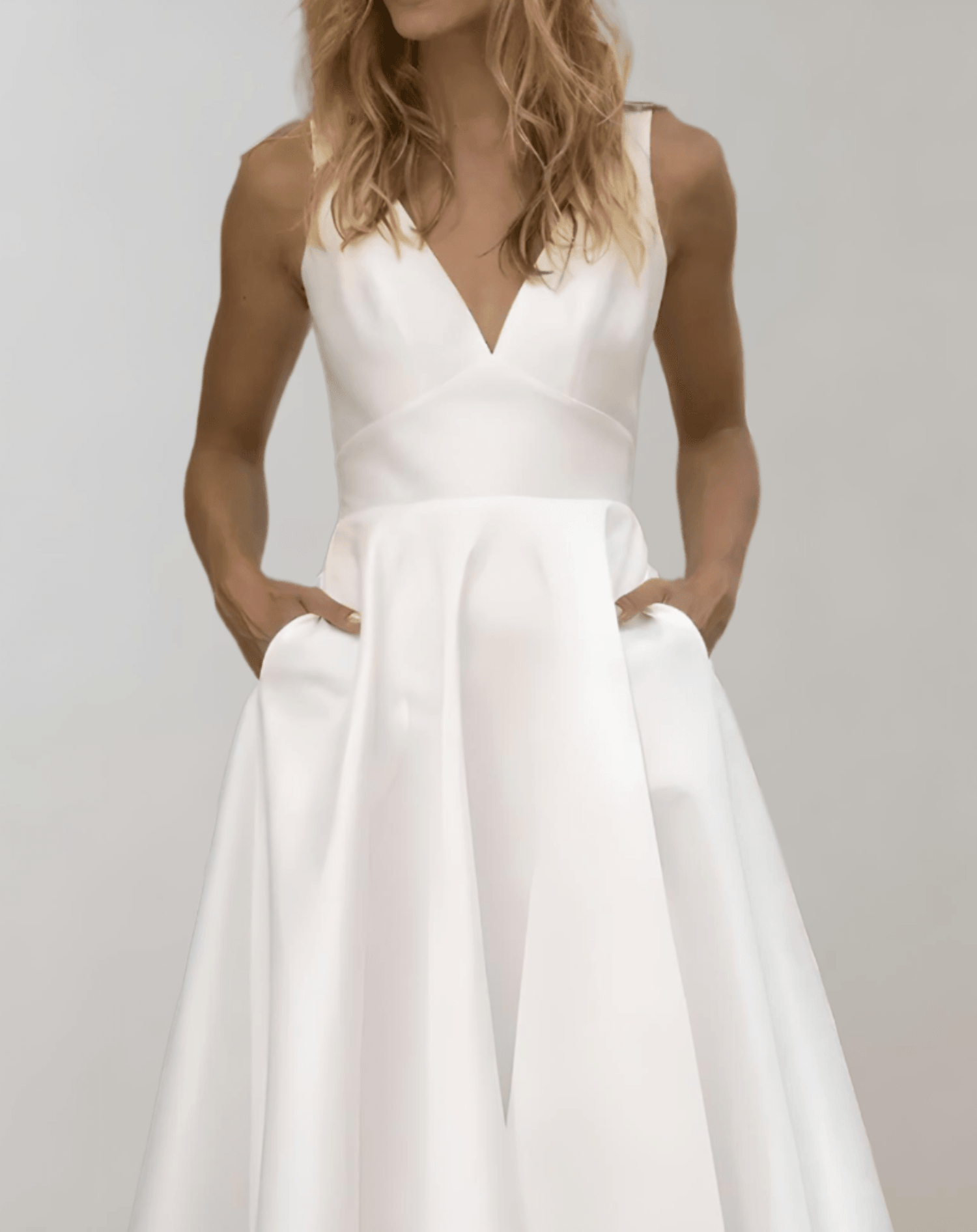 Katness | Weißes minimalistisches Brautkleid mit tiefem V Ausschnitt und Taschen