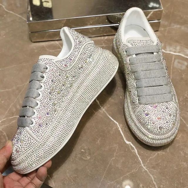 Sibyl | Glitzernde Sneakers mit Kristallverzierungen